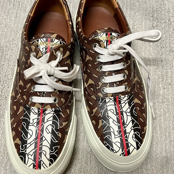 Women’s size 6 Burberry Shoes. Worn once. No damages or scratches. - Picture 4 of 15